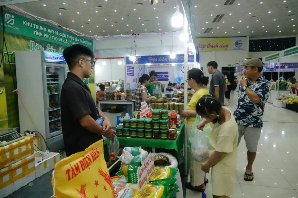 Các sản phẩm trưng bày đa dạng, phong phú. Ảnh: XUÂN QUỲNH