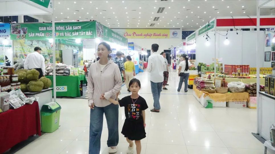 Người dân tham dự hội chợ. Ảnh: XUÂN QUỲNH