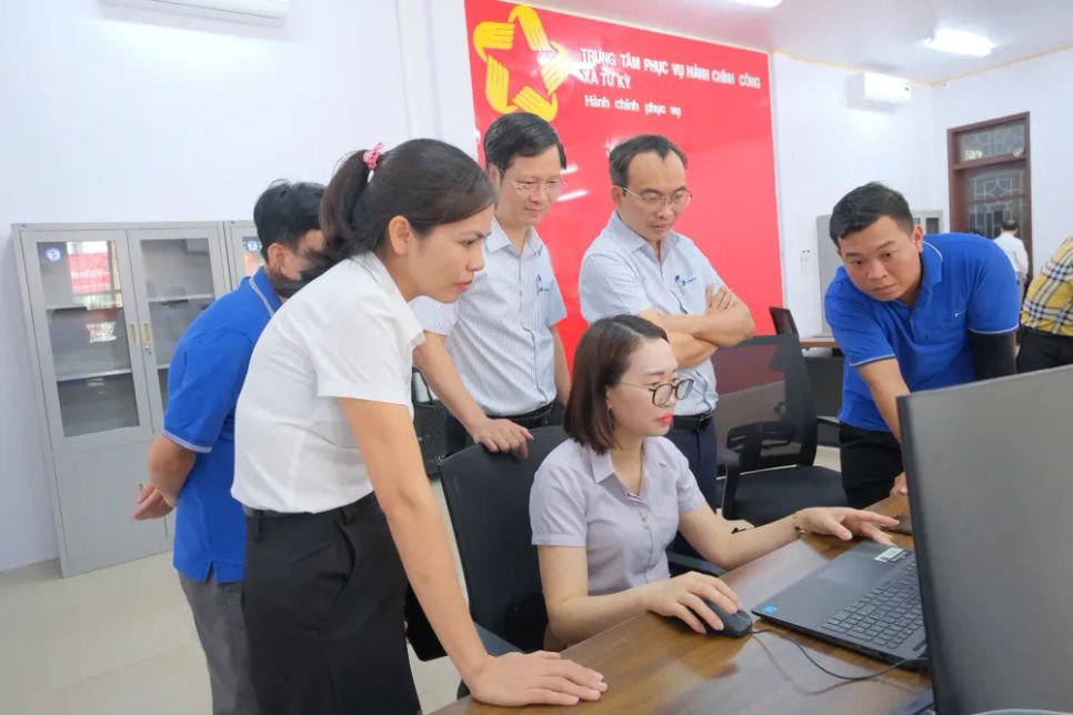 Nhân viên VNPT hỗ trợ vận hành hệ thống mạng chuyên dùng cho cán bộ xã Tứ Kỳ, TP Hải Phòng