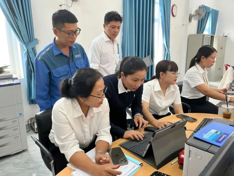 Nhân viên VNPT hướng dẫn vận hành Trung tâm Phục vụ hành chính công ở Hải Phòng