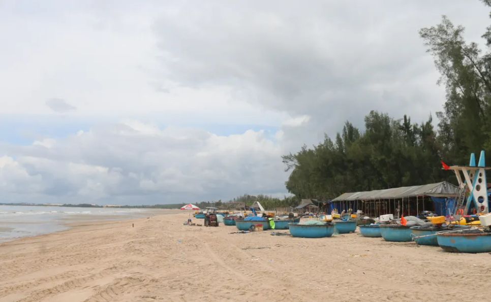 Bãi biển Cam Bình đã thông thoáng sau khi tháo dỡ các hàng quán tự phát