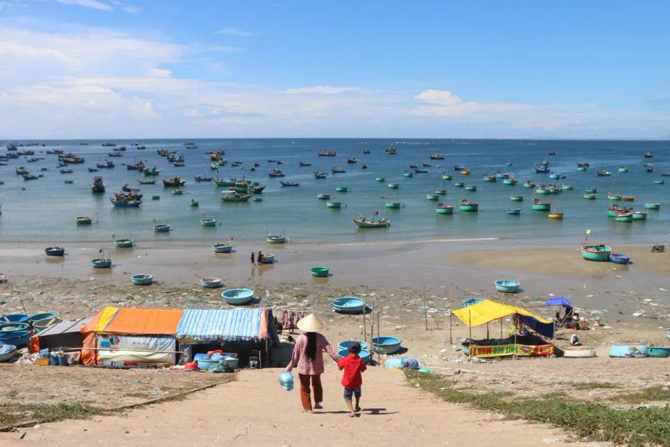 Hàng quán bủa vây bãi biển làng chài Mũi Né trước đây