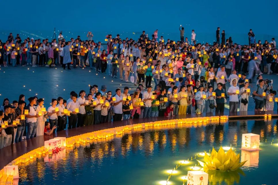 Nghi lễ dâng đăng vừa linh thiêng vừa ấm áp trên đỉnh núi Bà Đen. Ảnh: <span style=