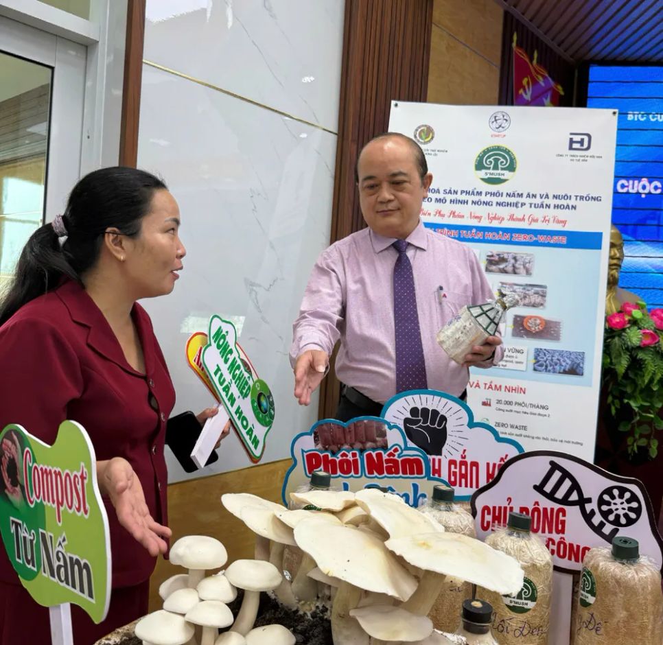Ông Võ Hoàng Khai, Phó Giám đốc Sở KH-CN tỉnh Đồng Nai kiểm tra các sản phẩm tại cuộc thi khởi nghiệp đổi mới, sáng tạo tỉnh Đồng Nai 2025