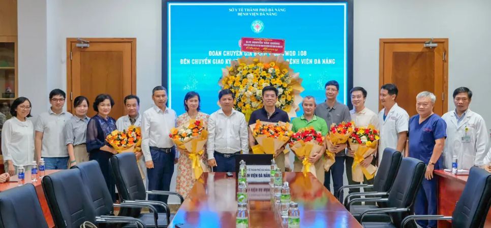 Bí thư Thành ủy TP Đà Nẵng tặng hoa cảm ơn Bệnh viện Trung ương Quân đội 108 đã hỗ trợ Bệnh viện Đà Nẵng thực hiện thành công ca ghép gan đầu tiên