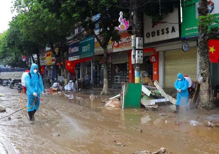 Lực lượng y tế tỉnh Cao Bằng phun khử khuẩn môi trường sau khi nước lũ rút
