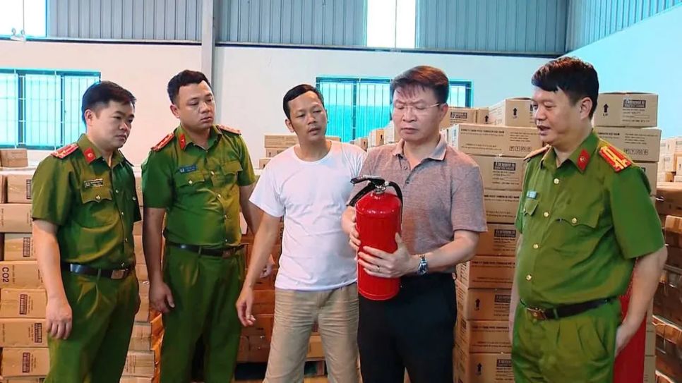 Khởi tố giám đốc sản xuất hàng triệu bình chữa cháy giả