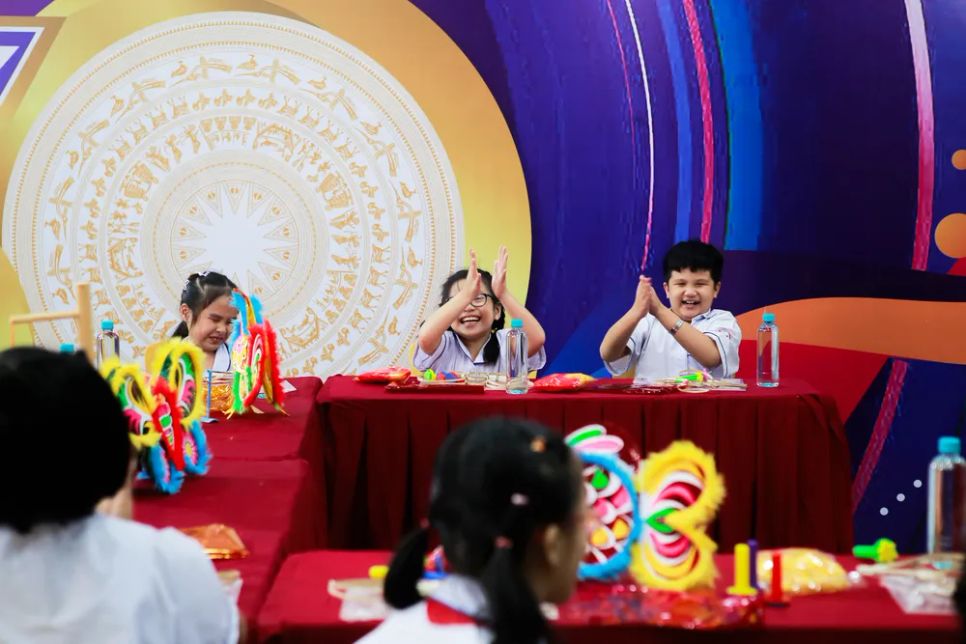 Các em hào hứng tham gia hoạt động trải nghiệm