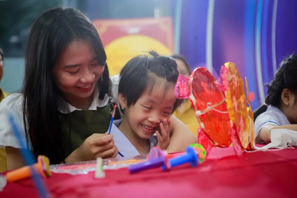Mang truyền hình đến gần hơn với trẻ em khiếm thị nhân dịp Tết Trung thu