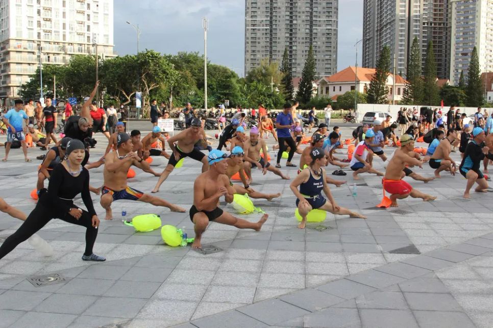 170 vận động viên khởi động cho cuộc thi bơi biển Vũng Tàu mở rộng. Ảnh: QUANG VŨ