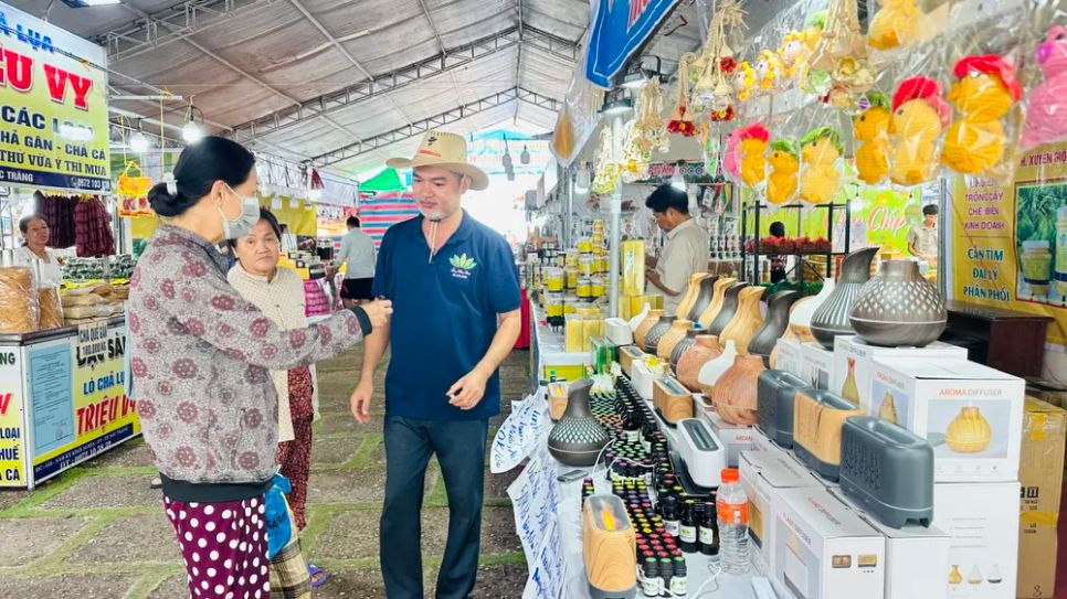 Người dân, du khách tham quan, mua sắm tại 