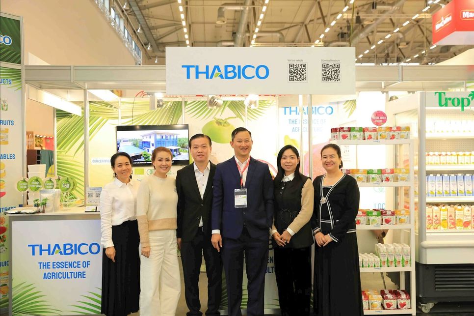 Đại diện Công ty Thabico và ông Trần Phú Lữ tại gian hàng Thabico tại Đức