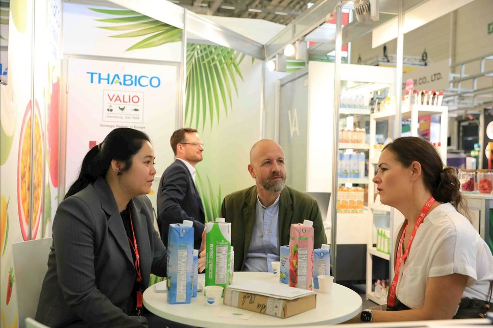 Đối tác tìm hiểu sản phẩm Thabico tại Hội chợ