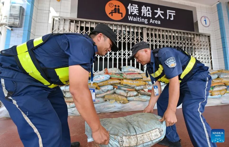 Trung Quốc nâng mức cảnh báo đỏ với siêu bão Matmo