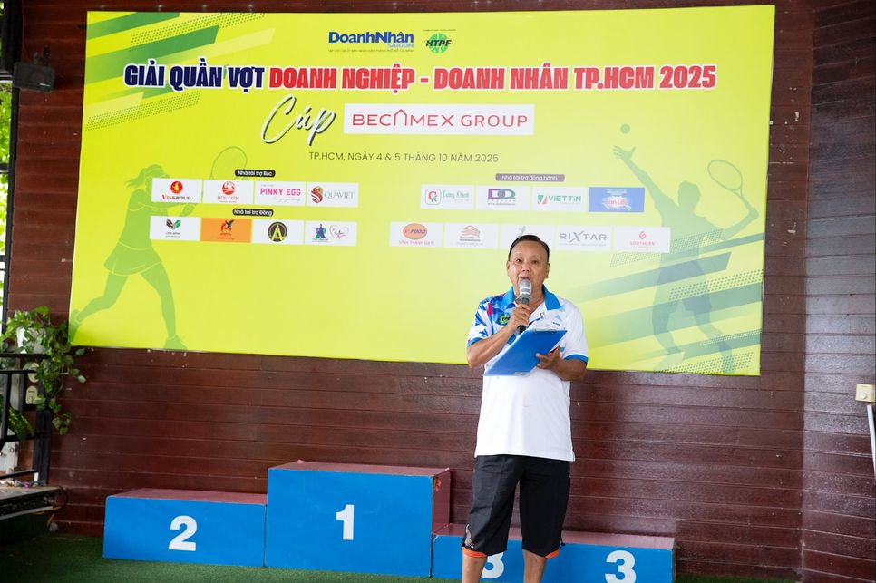 Đại diện Ban Tổ chức công bố kết quả và điều hành phần trao thưởng tại Lễ bế mạc Giải Quần vợt Doanh nghiệp - Doanh nhân TP.HCM 2025 Cúp Becamex Group. Ảnh: Quỳnh Lâm