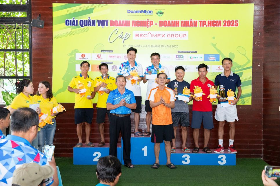 Trao giải nội dung đôi nam dưới 45 tuổi. Ảnh: Quỳnh Lâm