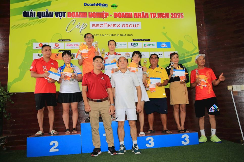 Trao giải nội dung đôi nam nữ. Ảnh: Khả Hòa