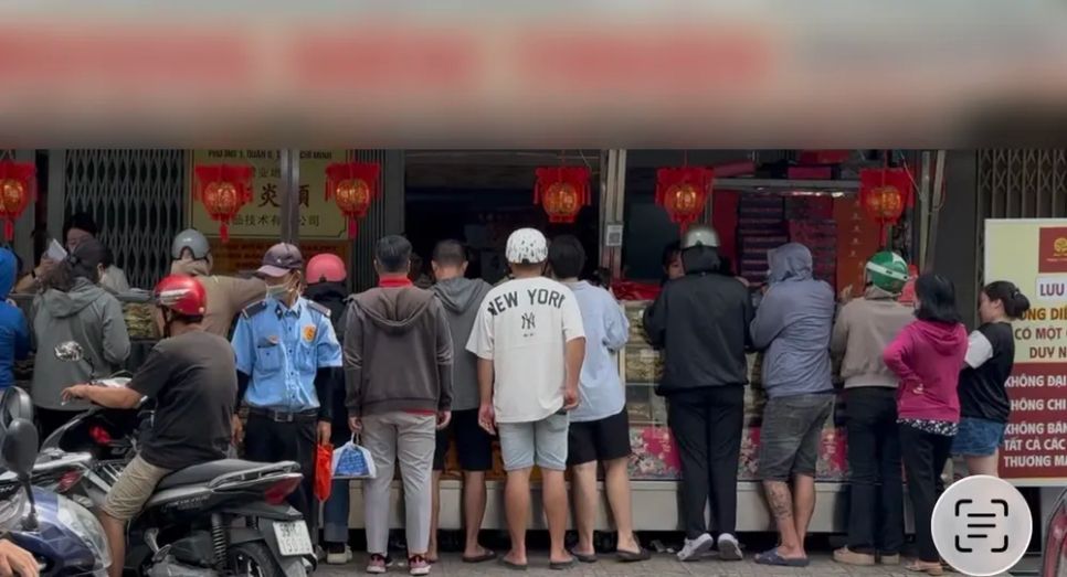 Người dân xếp hàng mua bánh trung thu tại tiệm bánh 40 năm tuổi ở TPHCM. Ảnh: PS