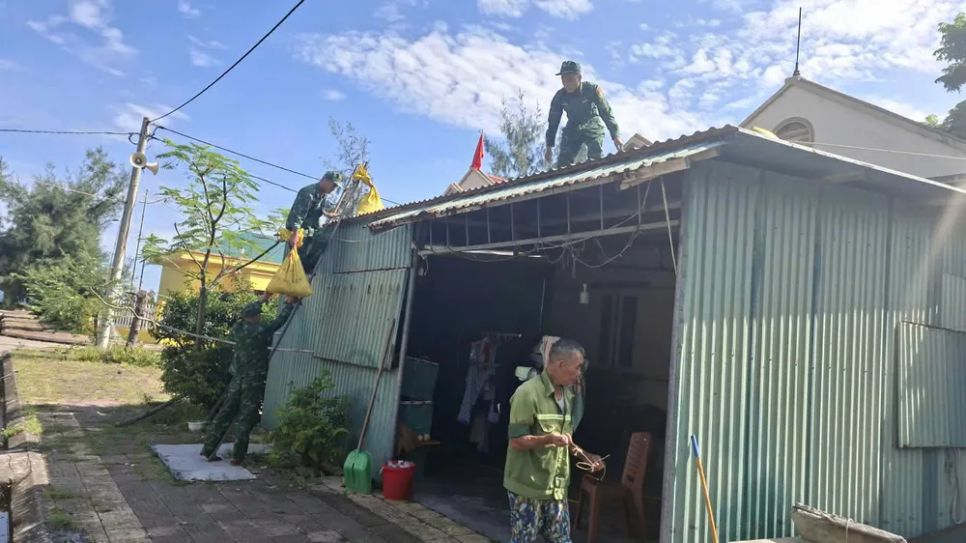Bão số 11 áp sát đặc khu Cô Tô, còn 11 khách nước ngoài trên đảo