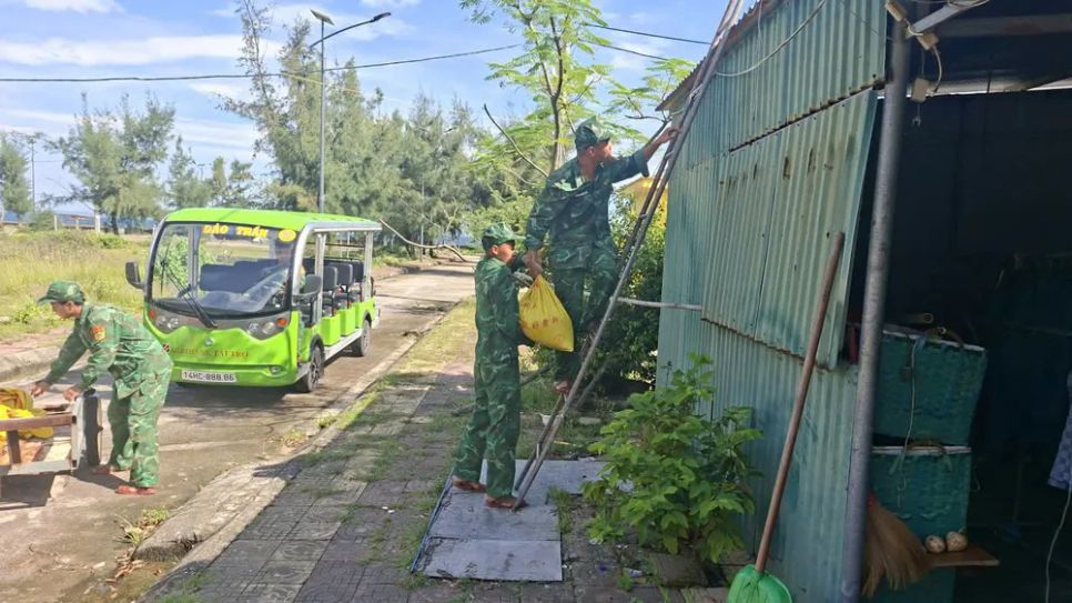 Bão số 11 áp sát đặc khu Cô Tô, còn 11 khách nước ngoài trên đảo