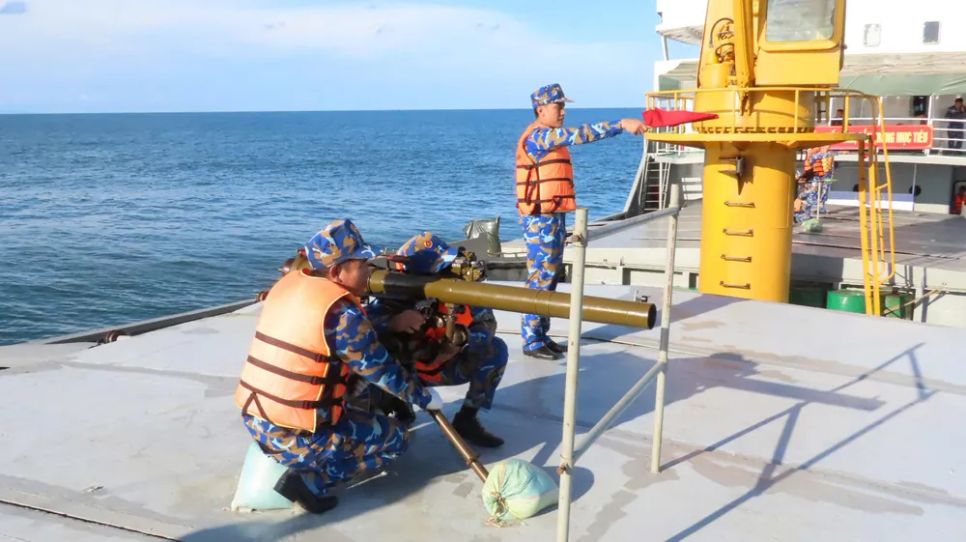 Khẩu đội DKZ Tàu Trường Sa 06 thực hiện bài bắn mục tiêu mặt nước