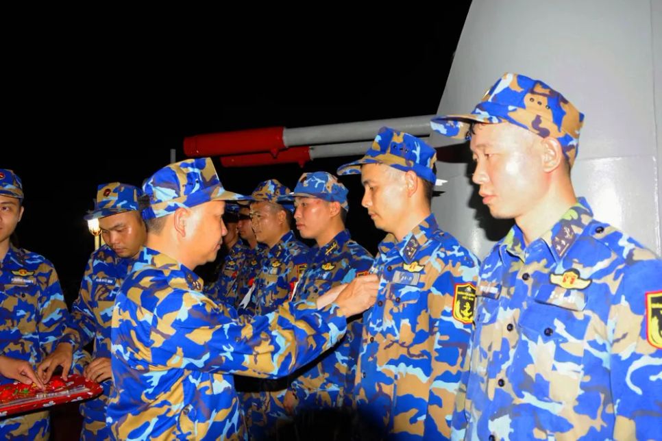 Thượng tá Phạm Văn Sơn, Phó Tư lệnh, Tham mưu trưởng Vùng 2 Hải quân trao hoa bắn giỏi cho kíp bắn trên Tàu 13, Lữ đoàn 171