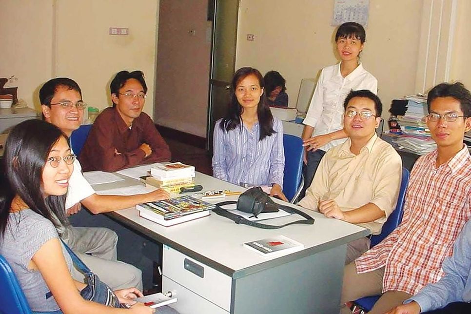 Ông Nguyễn Cảnh Bình (đeo kính, thứ hai từ phải sang trái) cùng những người bạn thủa thiếu thời Ông Nguyễn Cảnh Bình (đeo kính, thứ hai từ phải sang trái) cùng những người bạn thủa thiếu thời