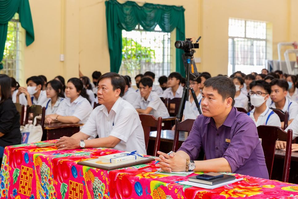Chương trình còn chia sẻ những bài học kinh nghiệm về thích ứng với môi trường đại học và định hướng tương lai Chương trình còn chia sẻ những bài học kinh nghiệm về thích ứng với môi trường đại học và định hướng tương lai