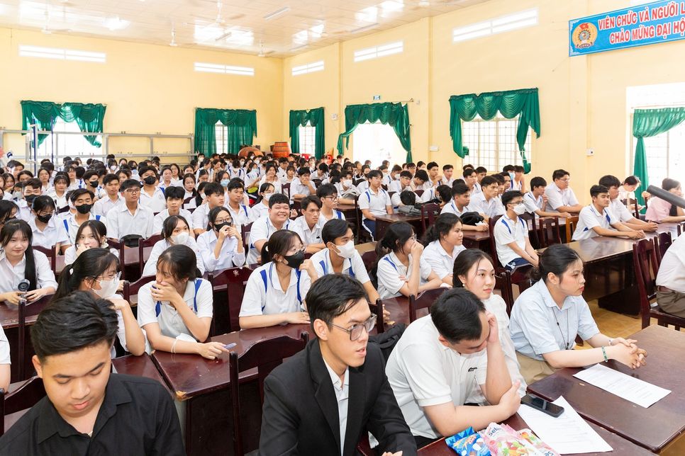 Những câu chuyện trải nghiệm từ người đã đi trước thu hút rất đông học sinh Trường THPT Lê Quý Đôn (Bến Tre) Những câu chuyện trải nghiệm từ người đã đi trước thu hút rất đông học sinh Trường THPT Lê Quý Đôn (Bến Tre)
