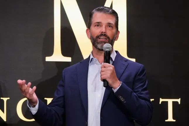 <p>Donald Trump Jr tham gia buổi ra mắt Trump Mobile tại Trump Tower ở New York vào 16-6.</p>