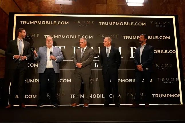 <p>Eric Trump, Don Hendrickson, Eric Thomas, Patrick O'Brien và Donald Trump Jr (từ trái sang phải) tham gia buổi công bố Trump Mobile tại Trump Tower ở New York vào 16-6.</p>