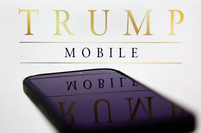 <p>Trang web Trump Mobile hiển thị trên màn hình máy tính xách tay và logo Trump Mobile hiển thị trên màn hình điện thoại trong hình minh họa (Ảnh: Shutterstock)</p>
