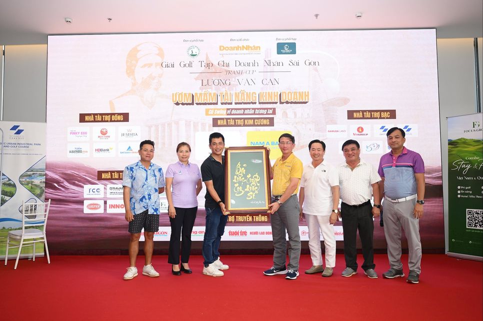 Bức tranh thư pháp “Bảo quốc túy - Tuyết quốc sỉ” thuộc về ông Lê Hải Bình trong buổi đấu giá gây quỹ hôm 4/10/2025 Bức tranh thư pháp “Bảo quốc túy - Tuyết quốc sỉ” thuộc về ông Lê Hải Bình trong buổi đấu giá gây quỹ hôm 4/10/2025