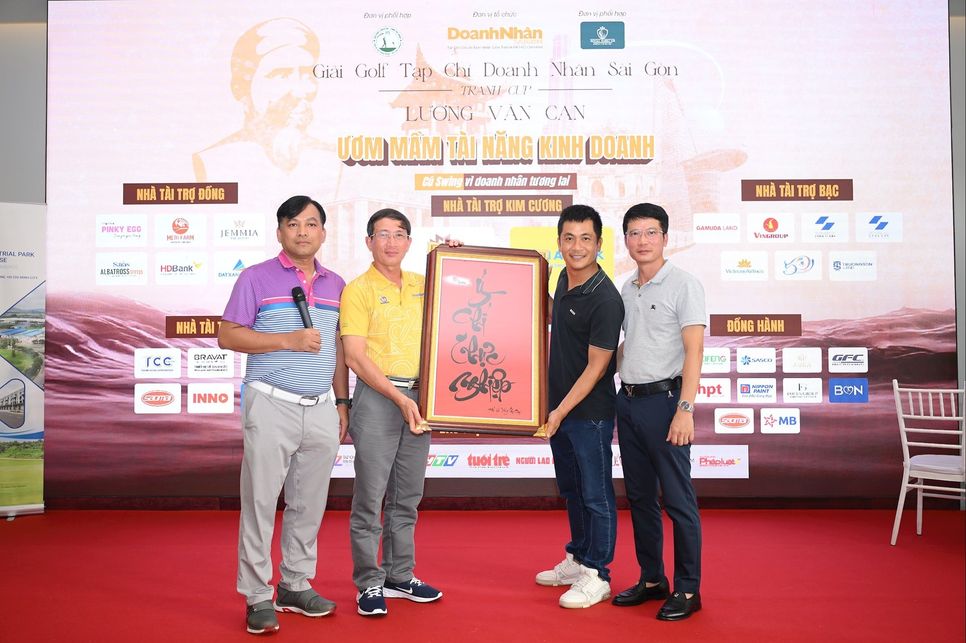 Bức tranh thư pháp “Ý chí thực nghiệp” thuộc về ông Lê Hải Bình trong buổi đấu giá gây quỹ hôm 4/10/2025 Bức tranh thư pháp “Ý chí thực nghiệp” thuộc về ông Lê Hải Bình trong buổi đấu giá gây quỹ hôm 4/10/2025