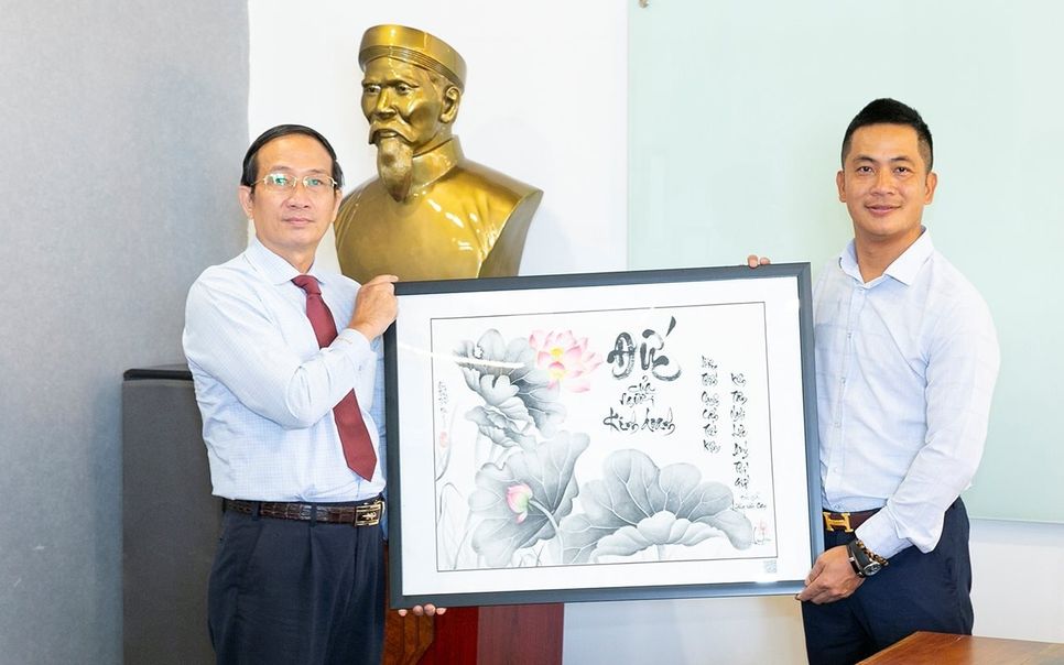 Ông Trần Hoàng - Tổng biên tập Tạp chí Doanh Nhân Sài Gòn (bìa trái) trao tặng tranh cách ngôn Lương Văn Can tới ông Lê Hải Bình, nhân sự kiện Ra mắt phòng họp Lương Văn Can tại AXYS Group hôm 28/3/2024. Ảnh: Quỳnh Lâm. Ông Trần Hoàng - Tổng biên tập Tạp chí Doanh Nhân Sài Gòn (bìa trái) trao tặng tranh cách ngôn Lương Văn Can tới ông Lê Hải Bình, nhân sự kiện Ra mắt phòng họp Lương Văn Can tại AXYS Group hôm 28/3/2024. Ảnh: Quỳnh Lâm.