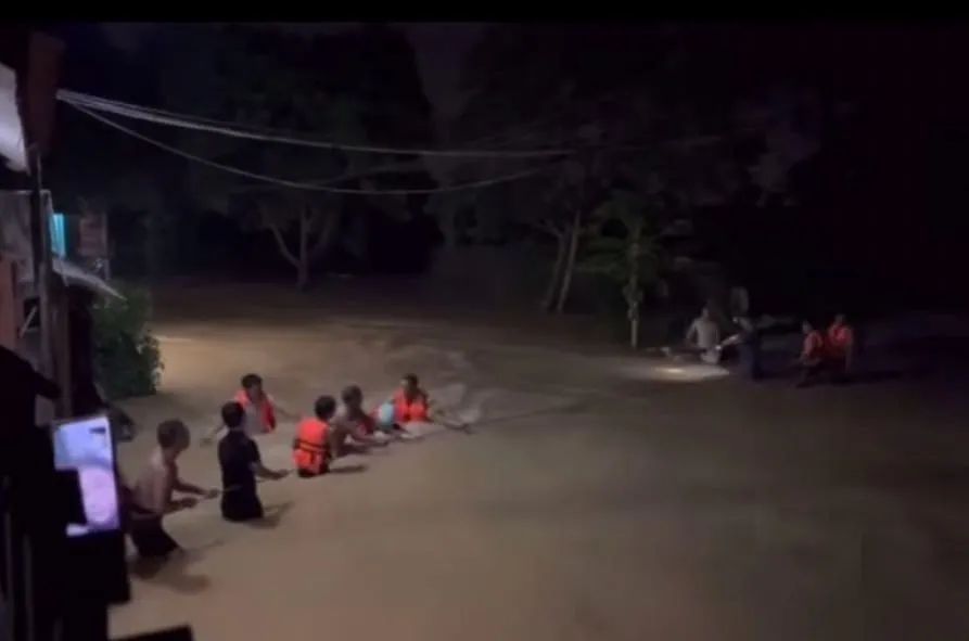 Đêm 9-10, Thủ tướng trực tiếp kiểm tra, chỉ đạo chống lũ Đêm 9-10, Thủ tướng trực tiếp kiểm tra, chỉ đạo chống lũ