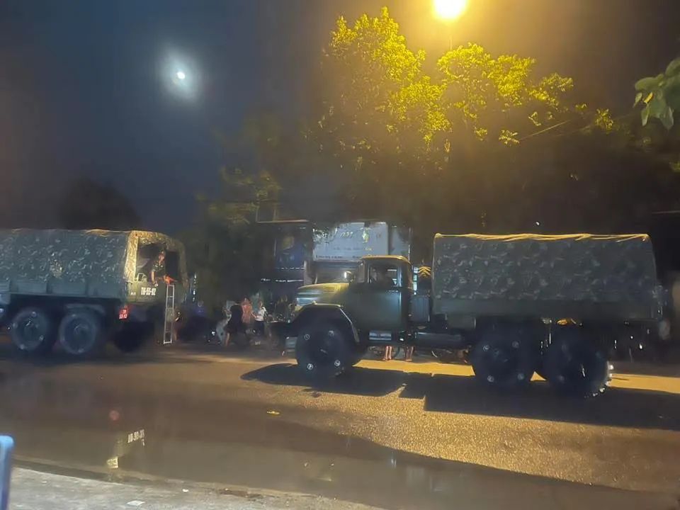 Đêm 9-10, Thủ tướng trực tiếp kiểm tra, chỉ đạo chống lũ Đêm 9-10, Thủ tướng trực tiếp kiểm tra, chỉ đạo chống lũ