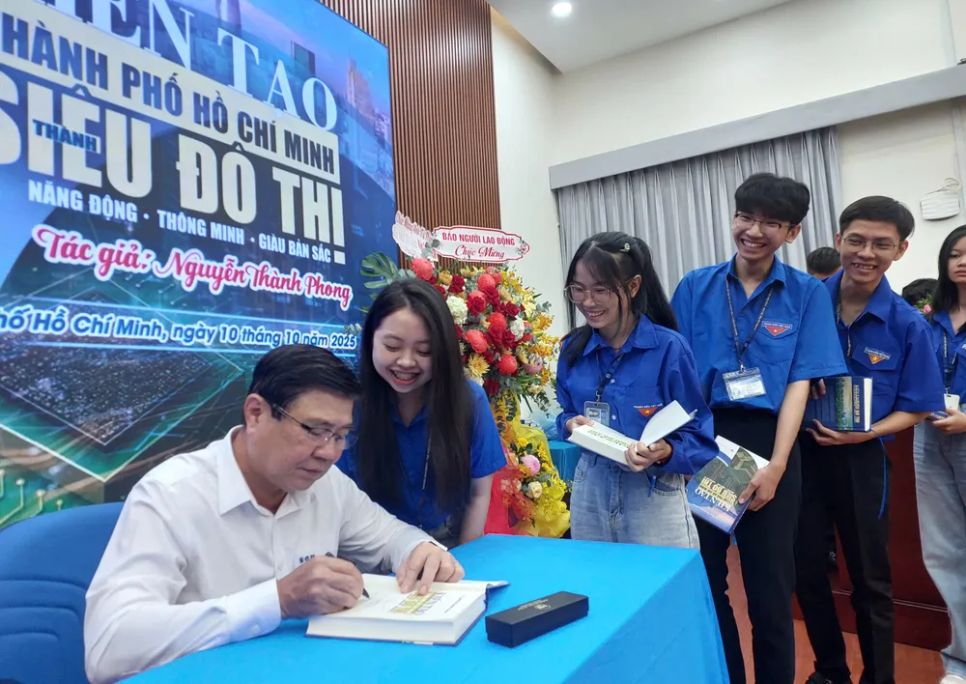 Tác giả Nguyễn Thành Phong ký tặng các độc giả trẻ tại buổi lễ giới thiệu sách. Ảnh: M.HOA