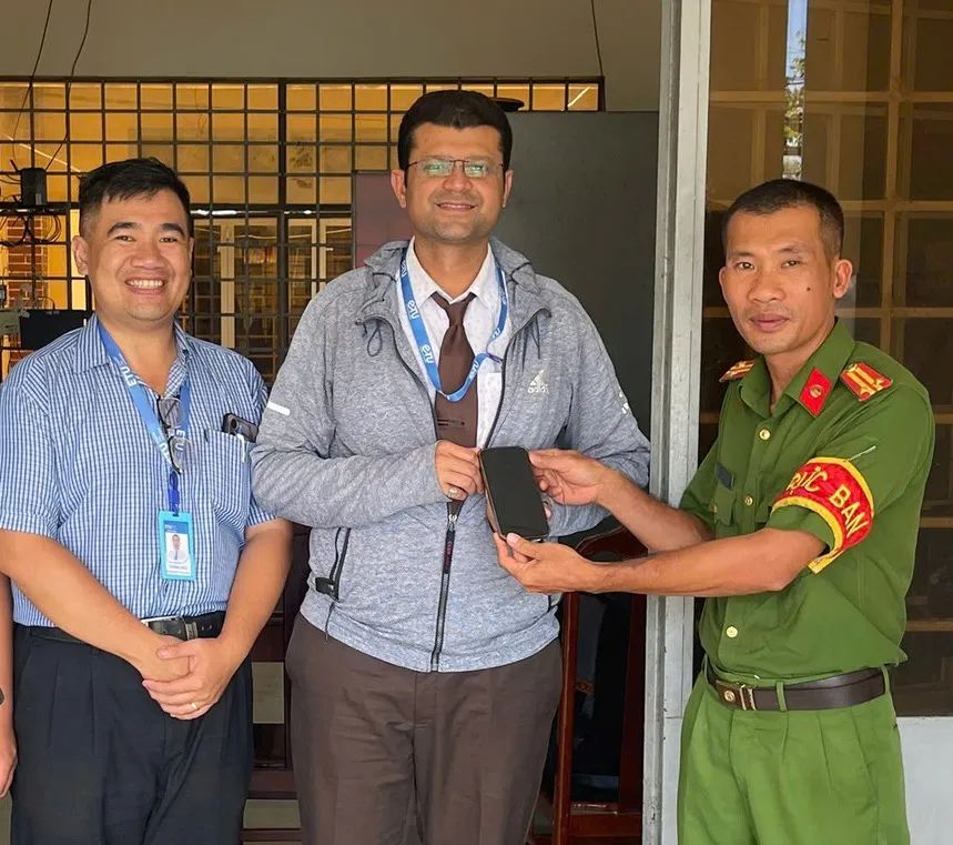 Vĩnh Long: Công an xã Tân Thành Bình trao trả điện thoại cho du khách Ấn Độ Vĩnh Long: Công an xã Tân Thành Bình trao trả điện thoại cho du khách Ấn Độ