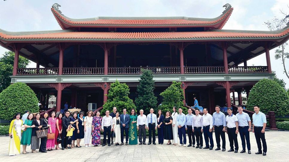 Doanh nhân TP.HCM dâng hương cố Thủ tướng Phan Văn Khải - một hoạt động uống nước nhớ nguồn được tổ chức thường xuyên bởi Tạp chí Doanh Nhân Sài Gòn
