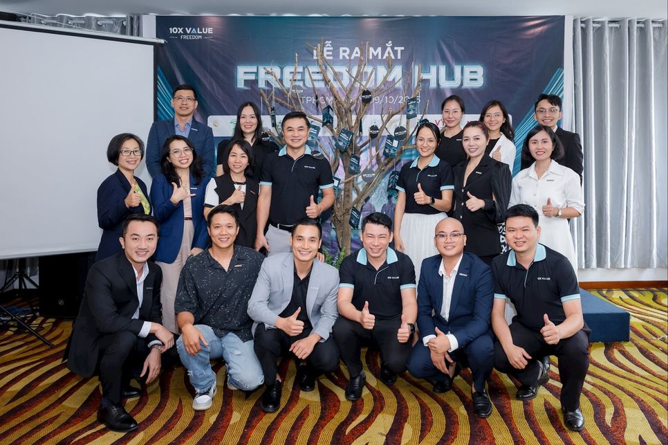 Buổi ra mắt Freedom HUB, một nhóm gồm 15 doanh nhân ngồi lại với nhau hàng tháng để hỗ trợ nhau phát triển doanh nghiệp và tìm kiếm cơ hội hợp tác chiến lược với nhau Buổi ra mắt Freedom HUB, một nhóm gồm 15 doanh nhân ngồi lại với nhau hàng tháng để hỗ trợ nhau phát triển doanh nghiệp và tìm kiếm cơ hội hợp tác chiến lược với nhau