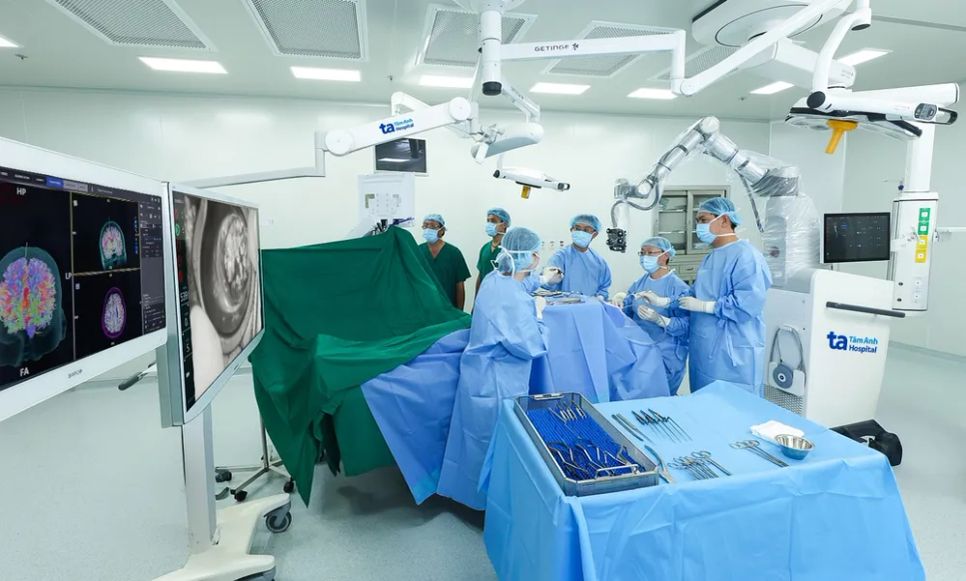 Bệnh viện Đa khoa Tâm Anh triển khai cấp cứu đột quỵ công nghệ cao, trong đó nổi bật là phẫu thuật thức tỉnh bằng robot AI duy nhất tại Việt Nam. Ảnh: Bệnh viện Đa khoa Tâm Anh Bệnh viện Đa khoa Tâm Anh triển khai cấp cứu đột quỵ công nghệ cao, trong đó nổi bật là phẫu thuật thức tỉnh bằng robot AI duy nhất tại Việt Nam. Ảnh: Bệnh viện Đa khoa Tâm Anh