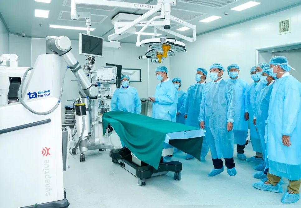 Lãnh đạo Sở Y tế và Bệnh viện Nhân dân 115 tham quan phòng phẫu thuật robot thần kinh-cột sống hiện đại của Bệnh viện Tâm Anh. Ảnh: Bệnh viện Đa khoa Tâm Anh TPHCM Lãnh đạo Sở Y tế và Bệnh viện Nhân dân 115 tham quan phòng phẫu thuật robot thần kinh-cột sống hiện đại của Bệnh viện Tâm Anh. Ảnh: Bệnh viện Đa khoa Tâm Anh TPHCM