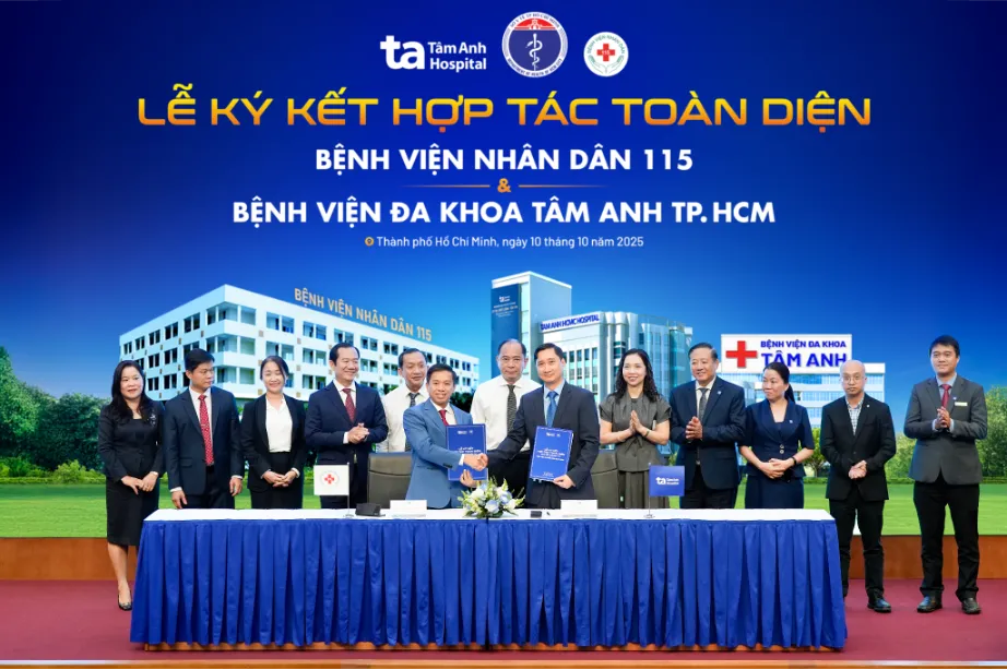 Lễ ký kết có sự chứng kiến của PGS.TS.BS Tăng Chí Thượng, Giám đốc Sở Y tế TPHCM (áo trắng đứng giữa), PGS.TS.BS Nguyễn Anh Dũng, Phó Giám đốc Sở Y tế TPHCM, cùng lãnh đạo hai Bệnh viện Lễ ký kết có sự chứng kiến của PGS.TS.BS Tăng Chí Thượng, Giám đốc Sở Y tế TPHCM (áo trắng đứng giữa), PGS.TS.BS Nguyễn Anh Dũng, Phó Giám đốc Sở Y tế TPHCM, cùng lãnh đạo hai Bệnh viện