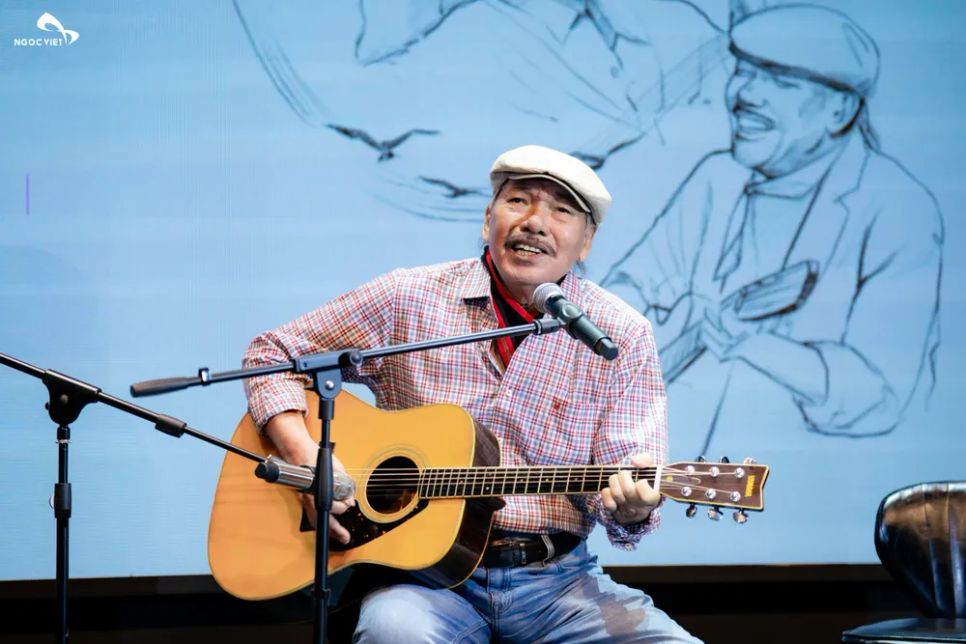 Trần Tiến hát trong buổi công bố The Legend Live Concert - Về đây bốn cánh chim trời. Ảnh: NSX NGỌC VIỆT Trần Tiến hát trong buổi công bố The Legend Live Concert - Về đây bốn cánh chim trời. Ảnh: NSX NGỌC VIỆT
