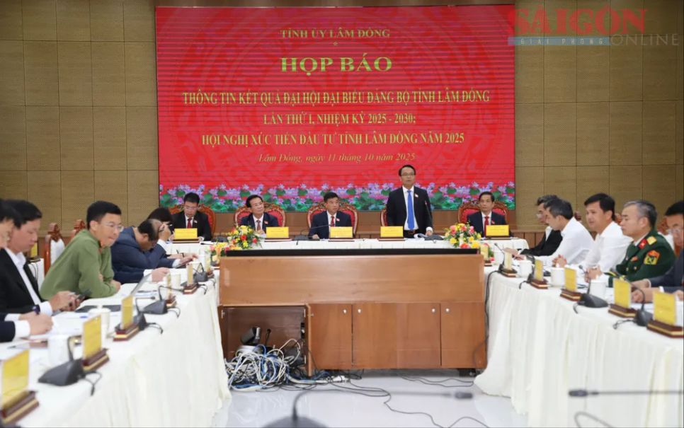 Quang cảnh buổi họp báo. Ảnh: ĐOÀN KIÊN