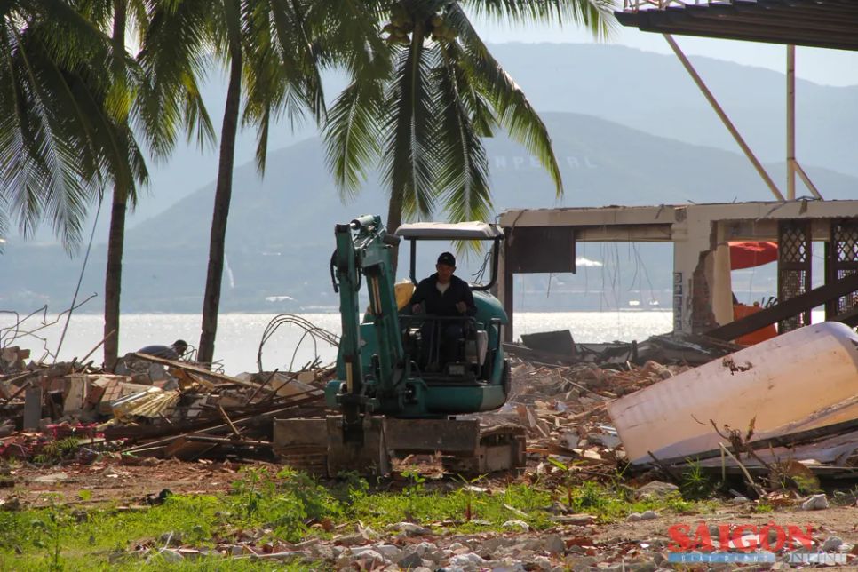Cụ thể, vào cuối tháng 8-2025, địa phương yêu cầu Công ty TNHH Sovico Khánh Hòa xử lý tài sản gắn liền với đất tại dự án. Lý do, khu đất này đã hết thời hạn thuê đất và không được gia hạn theo quy định. Cụ thể, vào cuối tháng 8-2025, địa phương yêu cầu Công ty TNHH Sovico Khánh Hòa xử lý tài sản gắn liền với đất tại dự án. Lý do, khu đất này đã hết thời hạn thuê đất và không được gia hạn theo quy định.