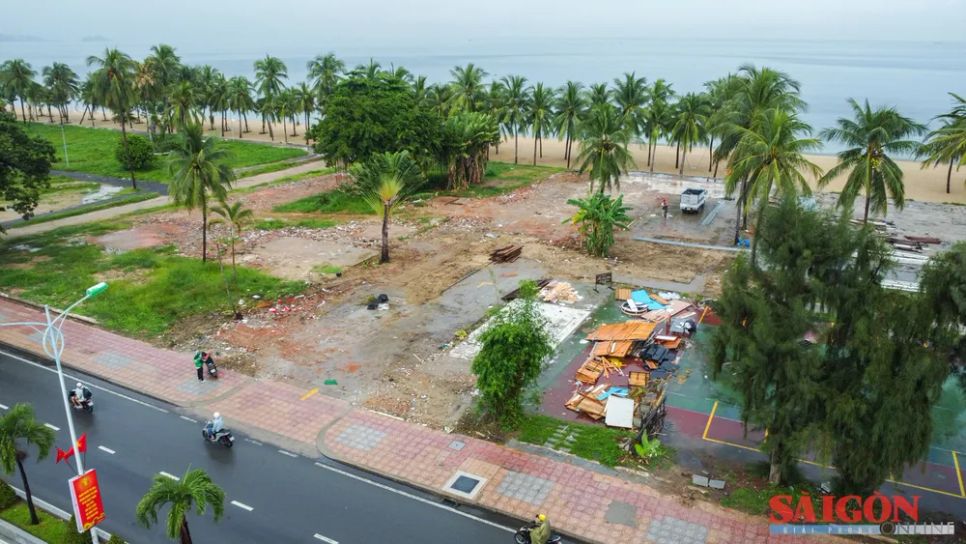 Ngày 11-10, nhóm công nhân cùng máy móc đang tháo dỡ các hạng mục cuối cùng của dự án Evason Ana Mandara, phía Đông đường Trần Phú (phường Nha Trang) do Công ty TNHH Sovico Khánh Hòa quản lý. Ngày 11-10, nhóm công nhân cùng máy móc đang tháo dỡ các hạng mục cuối cùng của dự án Evason Ana Mandara, phía Đông đường Trần Phú (phường Nha Trang) do Công ty TNHH Sovico Khánh Hòa quản lý.