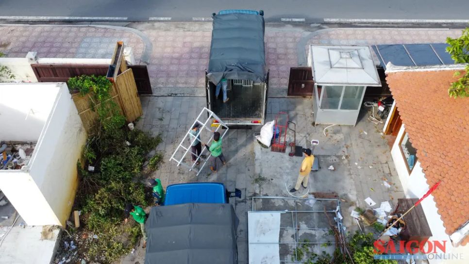 Nhóm công nhân di chuyển tài sản còn sử dụng được lên xe tải, đưa đi cất giữ <br> Nhóm công nhân di chuyển tài sản còn sử dụng được lên xe tải, đưa đi cất giữ <br>