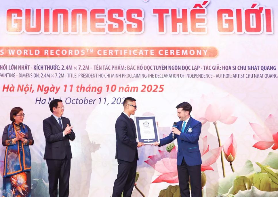 Đại diện Tổ chức Kỷ lục Guinness thế giới trao <span style=